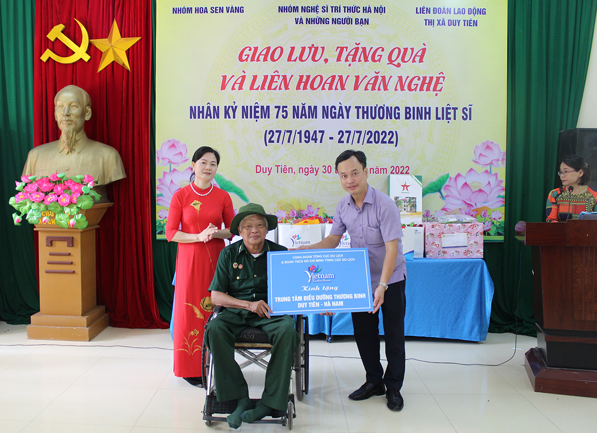 Tổng cục Du lịch thăm và tặng quà các đồng chí thương binh tại Trung tâm Điều dưỡng thương binh Duy Tiên nhân ngày 27/7