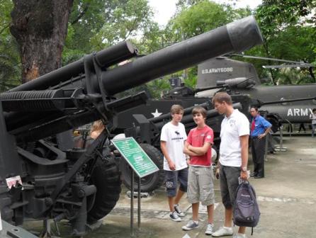 Khách quốc tế tới tham quan bảo tàng chứng tích chiến tranh tại TP. Hồ Chí Minh.  