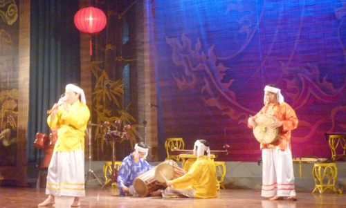 Độc tấu kèn Chăm - một trong những tiết mục độc đáo do các nghệ sĩ Nhà hát tuồng Nguyễn Hiển Dĩnh biểu diễn phục vụ khách du lịch.