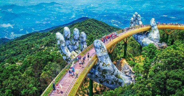 Chiêm ngưỡng cây cầu với đôi bàn tay khổng lồ siêu ấn tượng ở Đà Nẵng