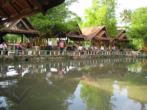 Một trong các hồ câu thu hút nhiều du khách tại Tp Buôn Ma Thuột