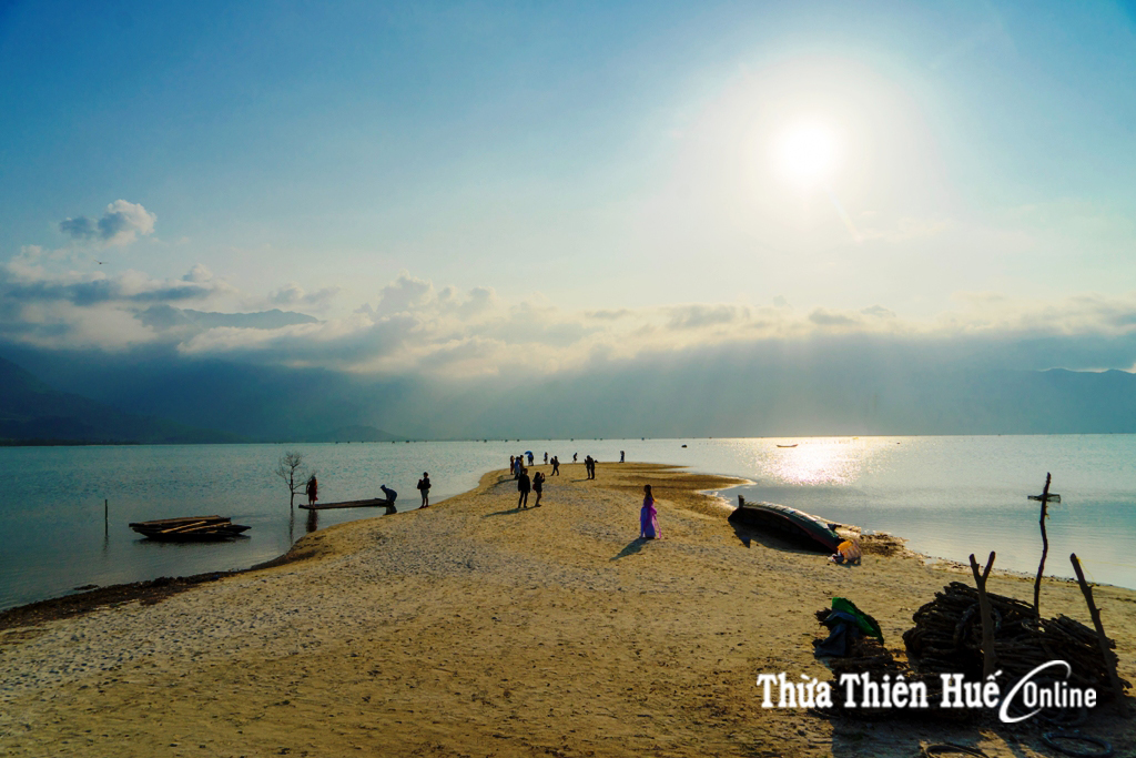 Mê mẩn với đường rẽ sóng và bãi rêu Phú Lộc – Thừa Thiên Huế