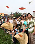 Hội thi thả diều truyền thống làng Bá Dương Nội (Hà Tây)