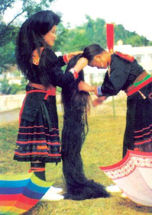 Mái tóc: Nếp văn hóa đặc sắc của phụ nữ Mông hoa