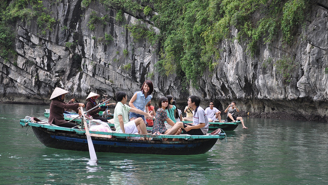 Trải nghiệm “Một ngày làm dân chài” trên vịnh Hạ Long