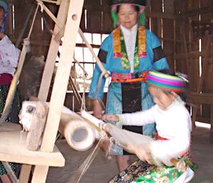Dệt vải lanh: Nghề thủ công truyền thống của dân tộc Mông