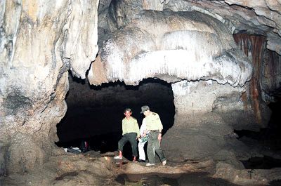 Khám phá hai hang động đẹp trên Vịnh Bái Tử Long – Quảng Ninh