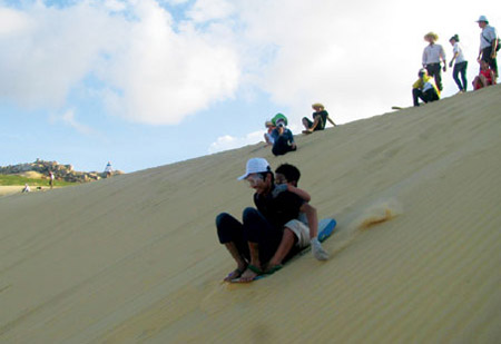 Thú vị trượt cát ở bán đảo Phương Mai – Bình Định 
