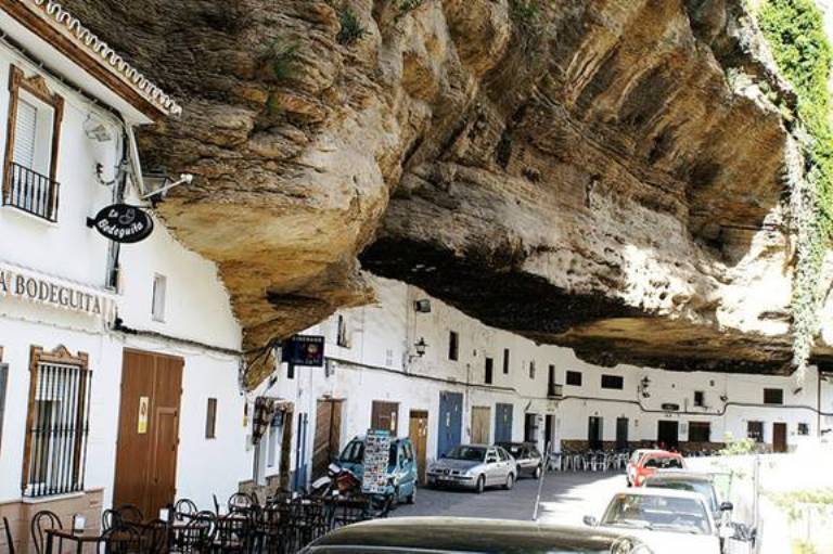 Ấn tượng vẻ đẹp thị trấn Setenil de Las Bodegas (Tây Ban Nha)