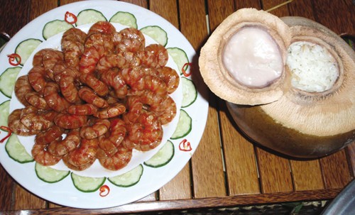 Thưởng thức đặc sản cơm nấu nước dừa Bến Tre 
