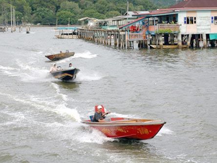 Tham quan làng nổi Kampong Ayer của đất nước Brunei