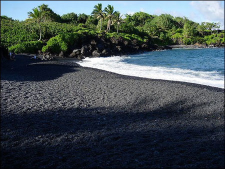 Khám phá vẻ đẹp bãi biển cát đen Punaluu ở Hawaii  