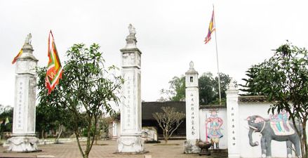 Viếng thăm di tích lịch sử -văn hóa đền Cửa (Nghệ An)