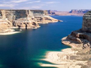 Thú vị ngắm cảnh hồ Lake Powell của Mỹ