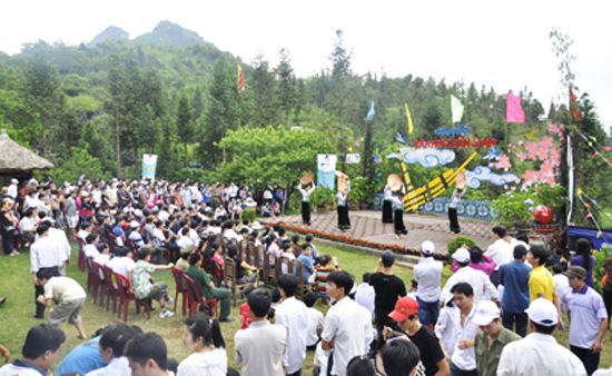 Lào Cai: Rộn ràng Ngày hội văn hóa dân gian Sa Pa trên núi Hàm Rồng