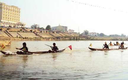 Kon Tum: Tổ chức cuộc thi đua thuyền độc mộc đầu xuân Nhâm Thìn 2012
