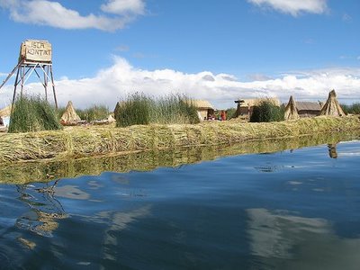 Khám phá đảo nổi trên hồ Titicaca nằm giữa Peru và Bolivia