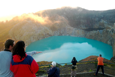 Đến Indonesia tận hưởng vẻ đẹp kì lạ của Hồ Ba Màu 
