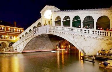 Cầu đá Rialto - Một trong những biểu tượng của Venice (Ý)