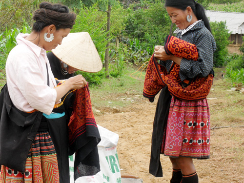 Se lanh dệt vải - Nét đẹp của phụ nữ dân tộc H’Mông ở Sơn La 