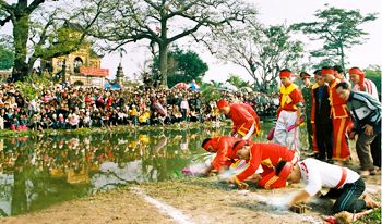 Tục rước cá trắm và thi cỗ trong lễ hội đền Din ở Nam Định