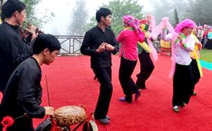 Rộn ràng lễ hội múa trống đầu năm của đồng bào Giấy ở Hà Giang 