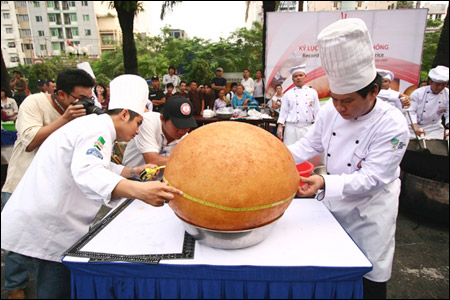 Kỷ lục xôi chiên phồng lớn nhất được xác lập tại Liên hoan ẩm thực “Món ngon các nước 2009”