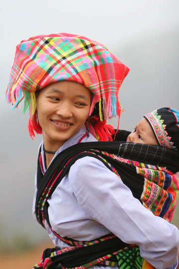 Tục bói chén đặt tên cho trẻ của người Kháng ở Lai Châu 