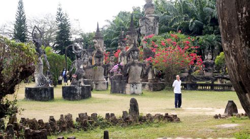 Thăm Vườn Chư Phật Viêng Chăn - Lào
