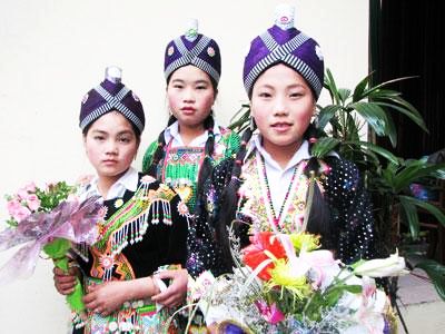 Trang phục phụ nữ Mông ở Nghệ An