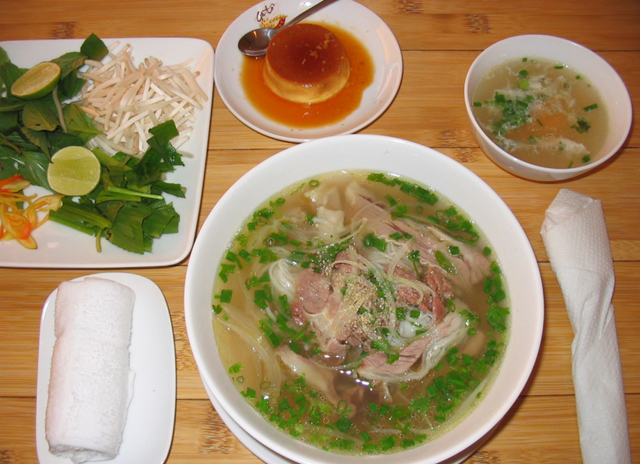 Những món ăn hấp dẫn khách nước ngoài tại Việt Nam