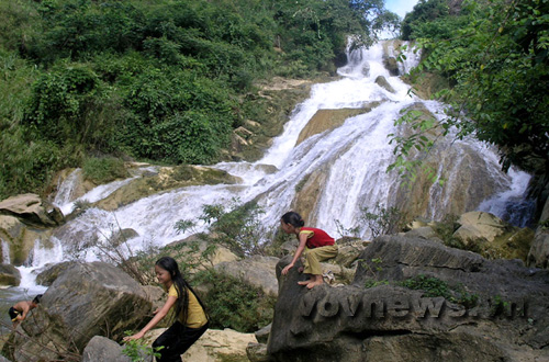 Những thác nước đẹp dưới chân núi Fansipan, Lào Cai
