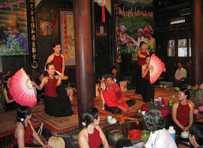 Thưởng trà Việt trong lễ hội xứ Quảng 	