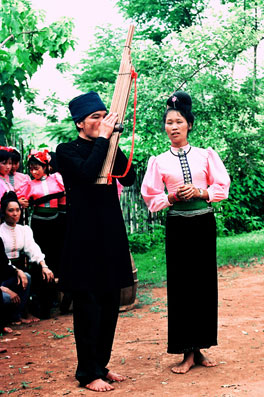 Phong tục thổi pí và hát giao duyên của dân tộc Thái