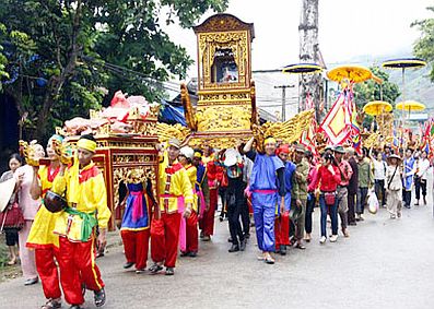 Lào Cai: Hàng vạn du khách về dự lễ hội đền Bảo Hà năm 2010