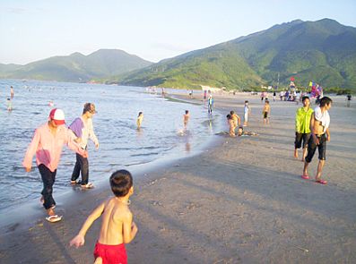 Biển Cảnh Dương hấp dẫn du khách vào dịp hè