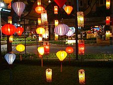 Lễ hội đèn lồng ở Hội An thu hút hàng ngàn du khách
