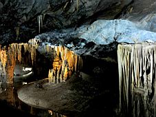 Vẻ đẹp kỳ ảo ở hang động khô dài nhất châu Á