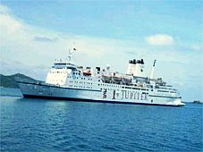 Tàu biển quốc tế đầu tiên khai thác du lịch biển nội địa Việt Nam thăm Hạ Long