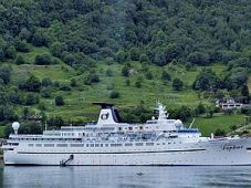 Tàu biển cao cấp Princess Daphne đưa hơn 500 khách đến Việt Nam