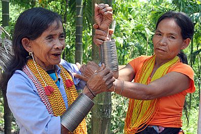 Trang sức của người Ca Dong