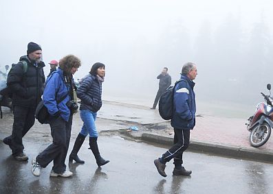 Du khách nước ngoài thích thú khi đi bộ ngắm sương mù Sa Pa