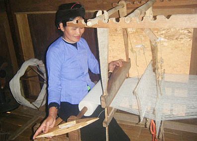 Nghề dệt chăn thổ cẩm truyền thống của phụ nữ Tày, Lào Cai