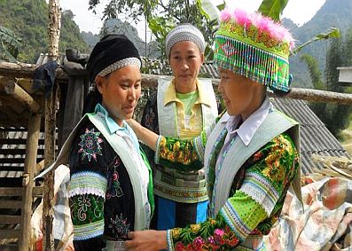 Nét đẹp trang phục phụ nữ Mông