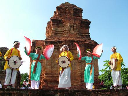 Ninh Thuận: Đồng bào Chăm tưng bừng đón lễ hội Katê