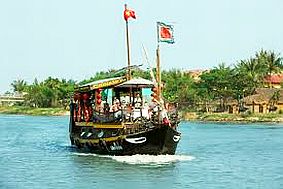 Thuyền cổ trên sông Thu Bồn