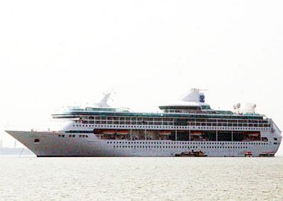 Tàu Legend of the Seas đưa hơn 2.000 khách đến Hạ Long