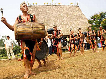 Phục dựng lễ hội mừng nhà Rông mới của người Giẻ Triêng