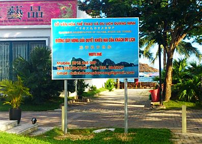 Quảng Ninh: Lắp đặt biển báo đường dây nóng du lịch bằng 3 ngôn ngữ