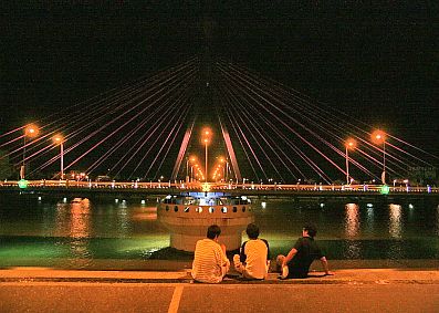 Ngắm cầu Sông Hàn sau 0 giờ